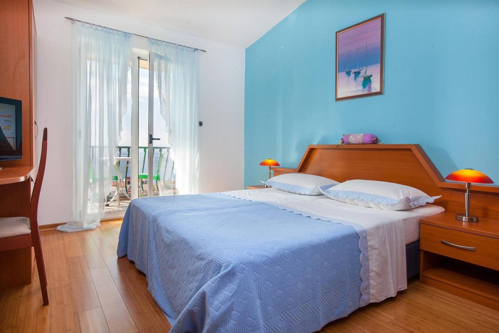 Villa Rosa: bright room with beds and a door to the balcony