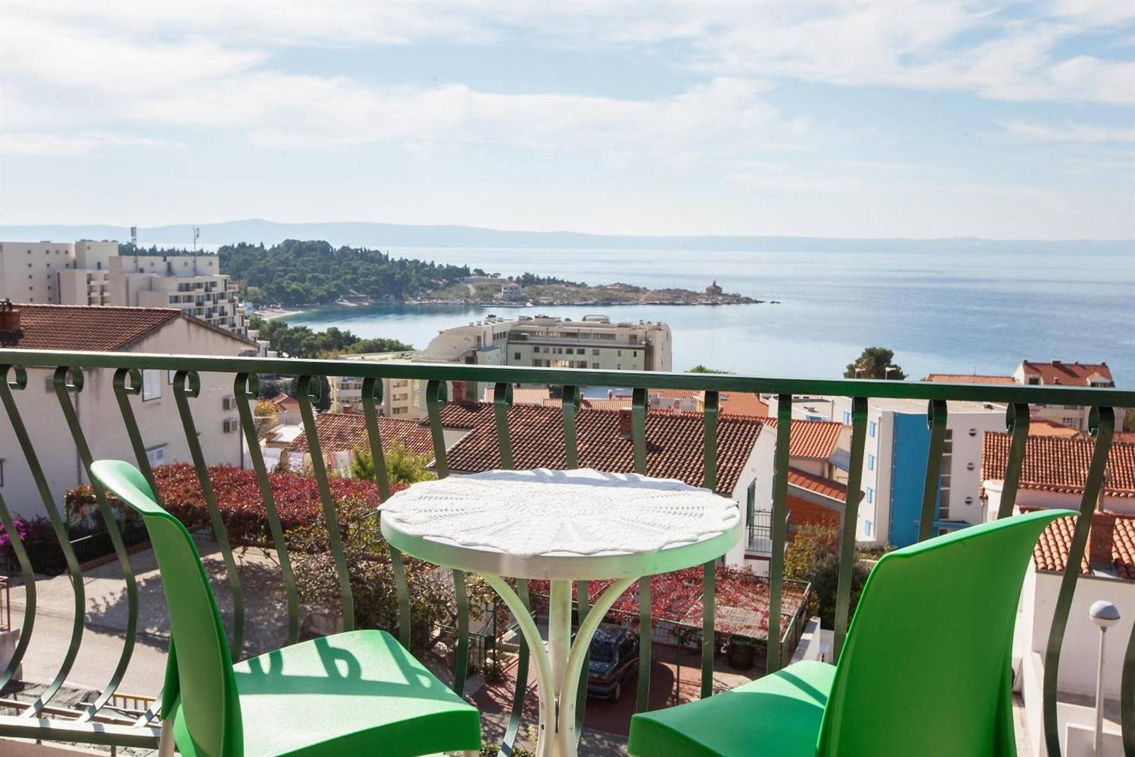 Villa Rosa: balcony with a table and chairs overlooking Makarska bay