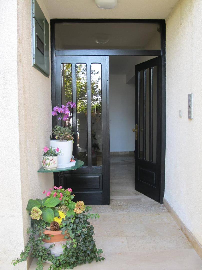 Villa Rosa: building entrance with flower pots